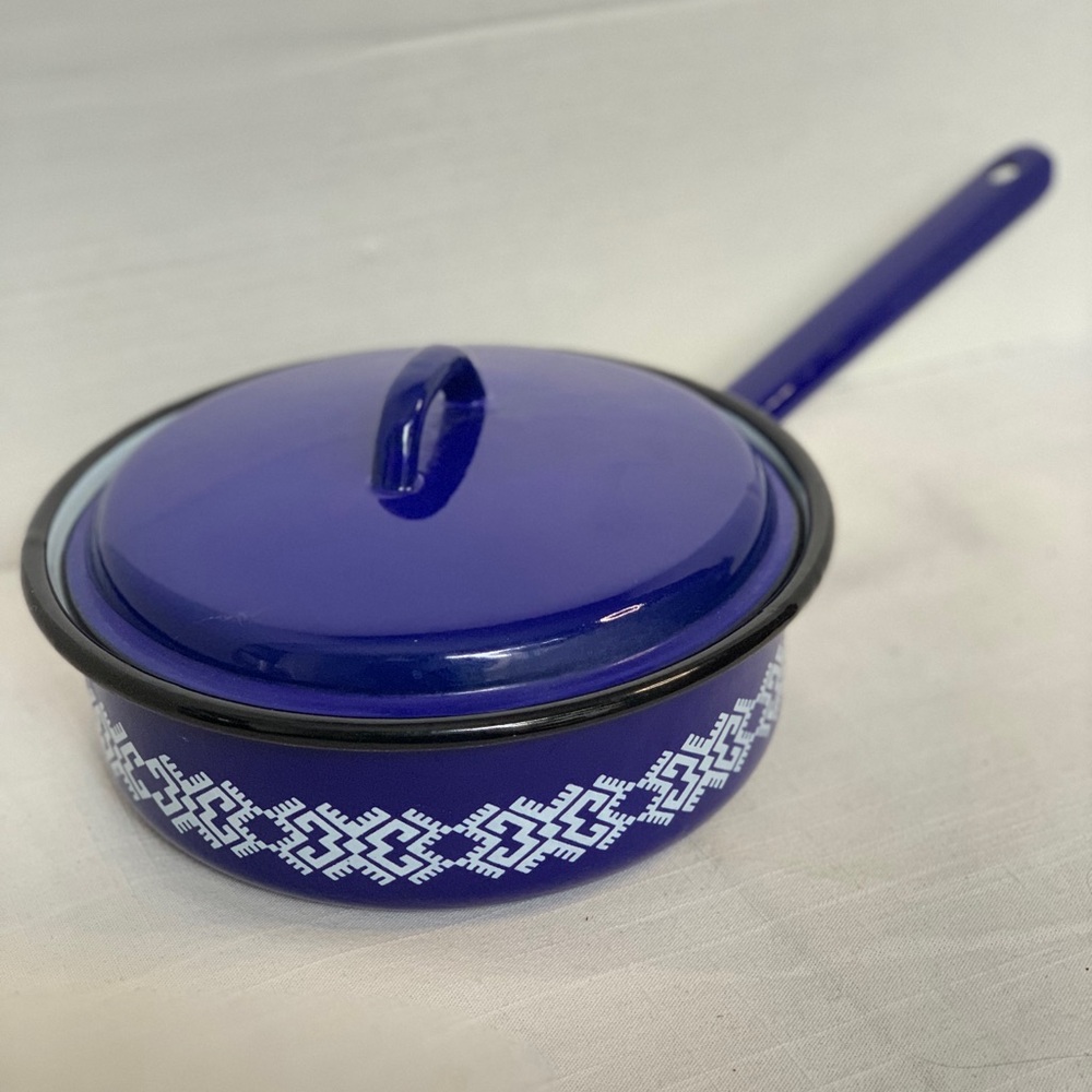 BLUE ENAMEL SAUCEPAN AND LID | Vintage.  Blue and White.